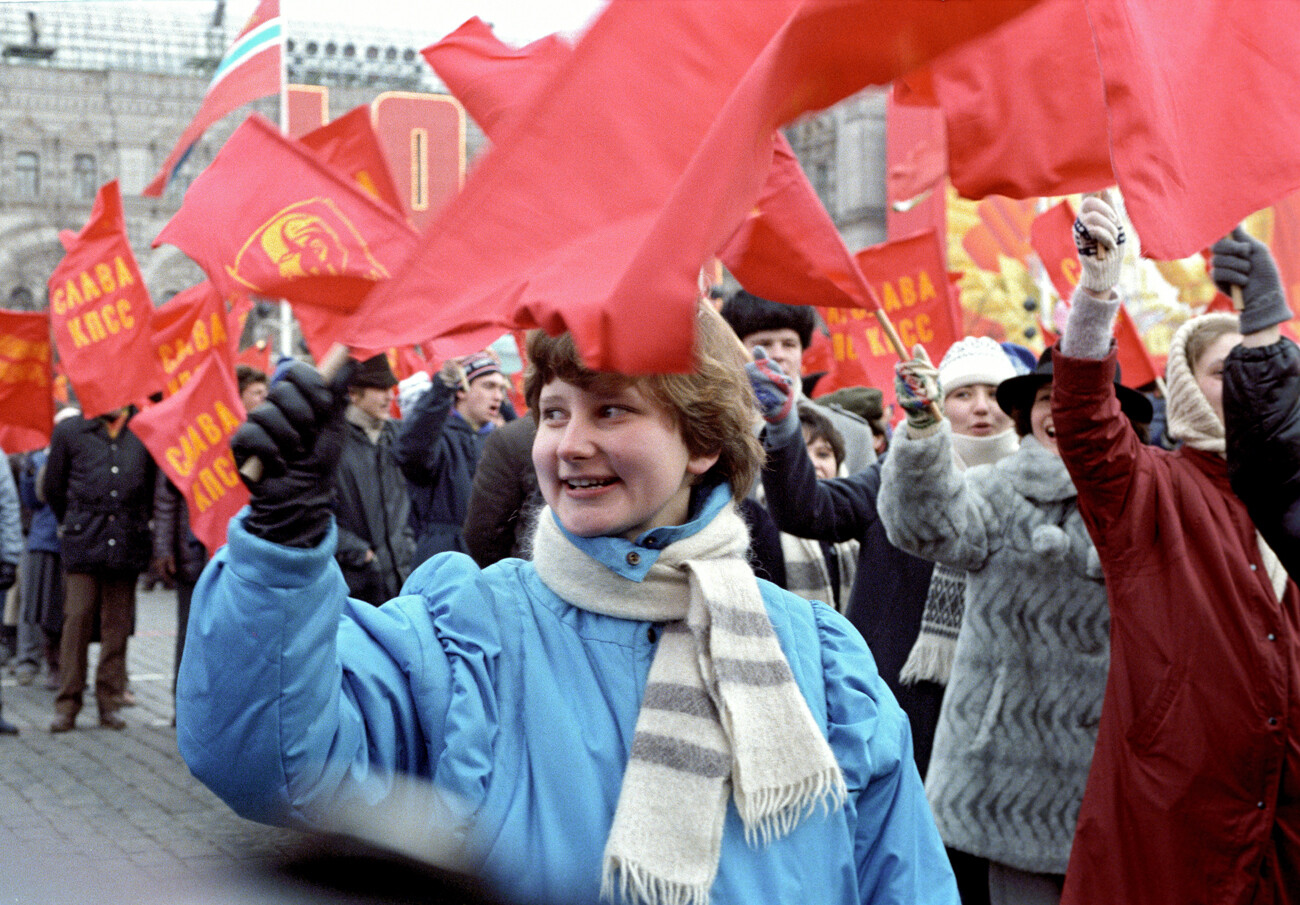 Manifestante comemora o 69° aniversário da Revolução de Outubro, em 7 de novembro, na Praça Vermelha.