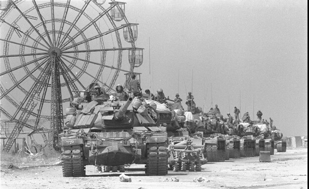 Una columna de tanques “Magach” durante la Operación Shalom Ha Gilil, en la guerra del Líbano (1982). Obsérvese los módulos de protección dinámica adheridos al tanque.  