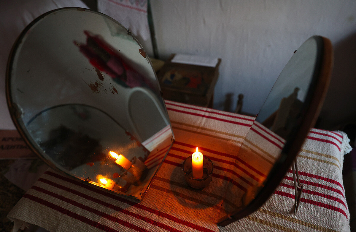 A setup of two mirrors and a candle, which can be used for 