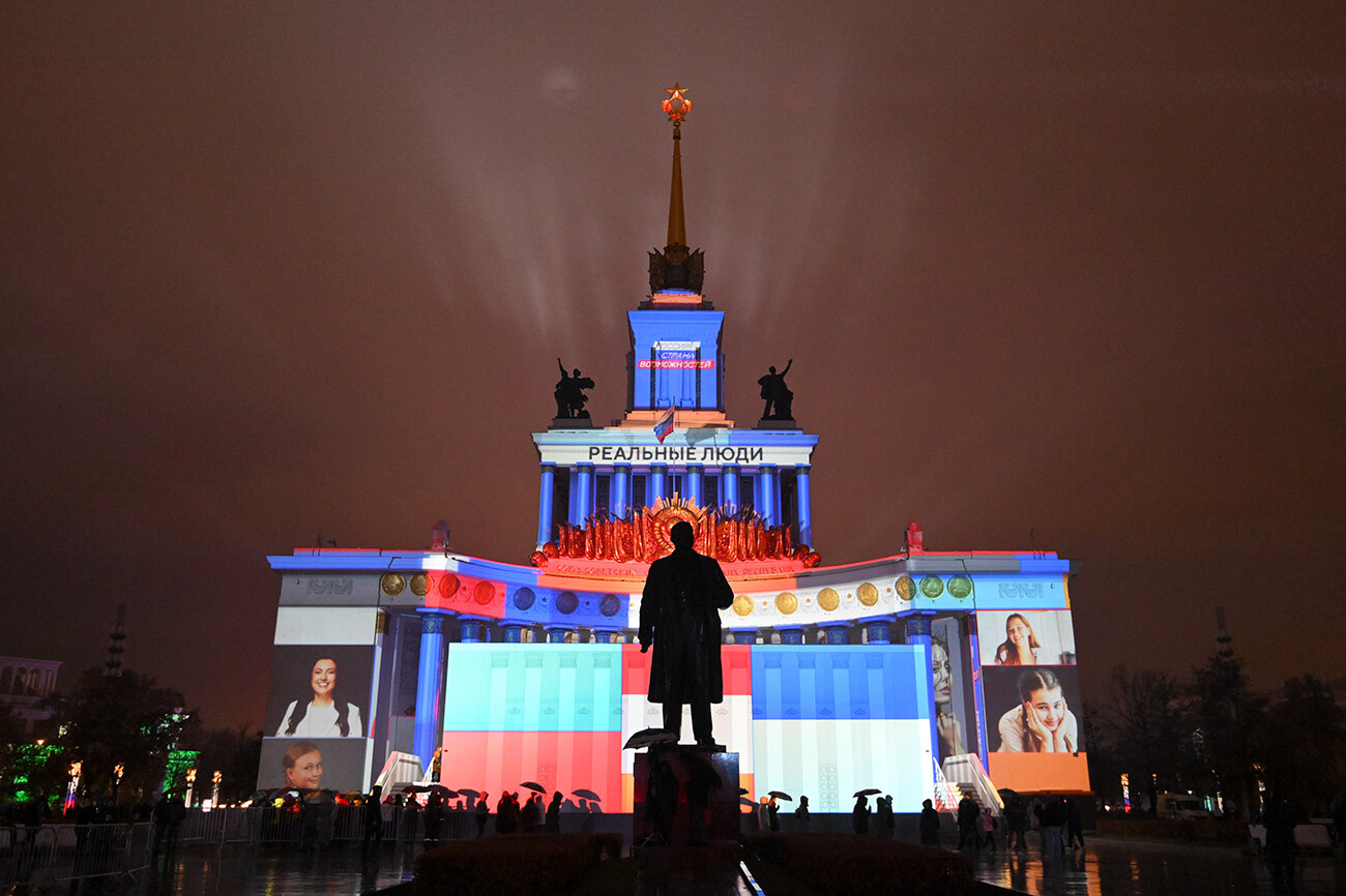 The International RUSSIA EXPO Forum and Exhibition. The illumination of Pavilion No.1, Central Pavilion. 