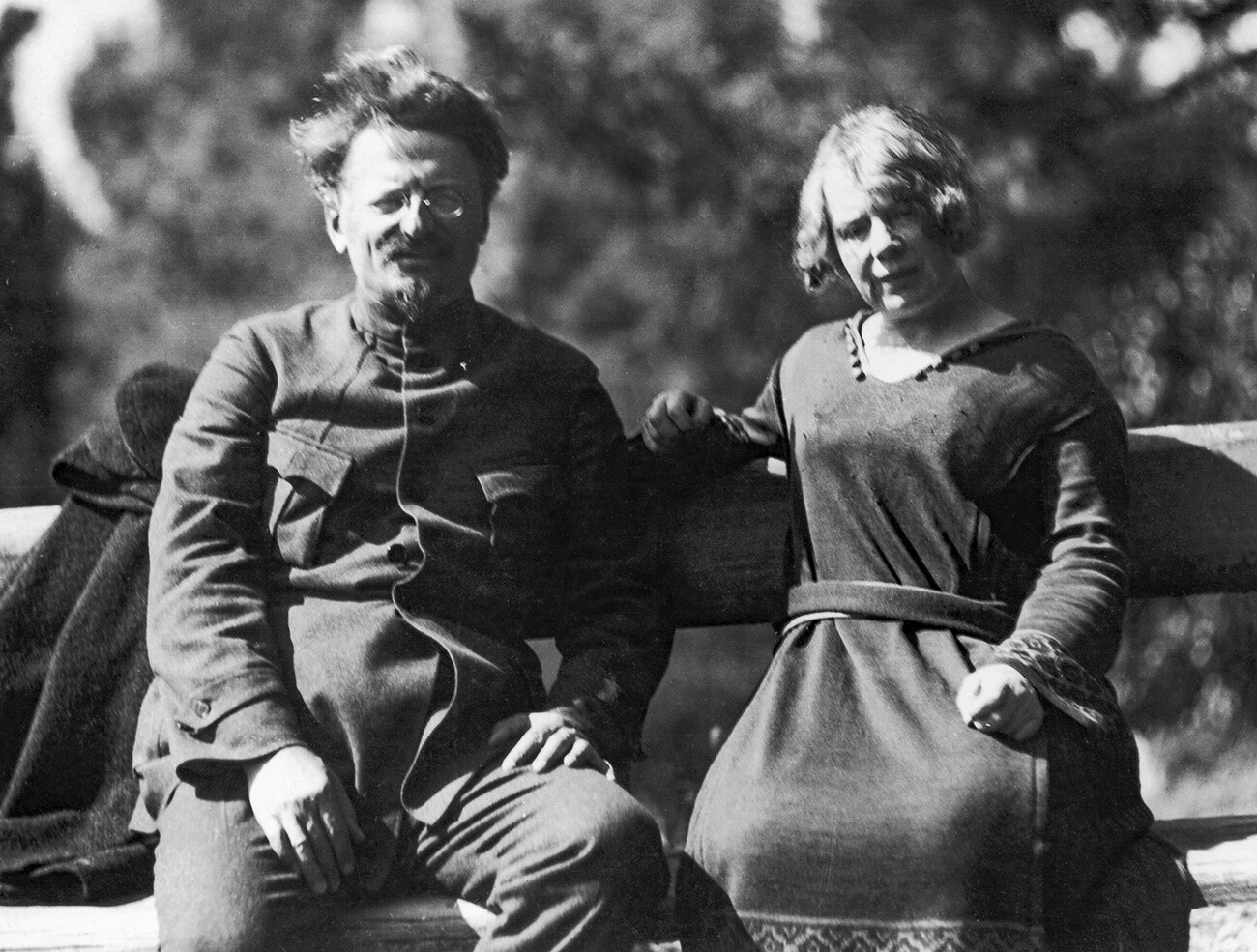 Ruski revolucionar Lev Trocki (1879-1940) s svojo drugo ženo Natalijo Sedovo (1882-1962) v Suhumiju ob Črnem morju, 1924 