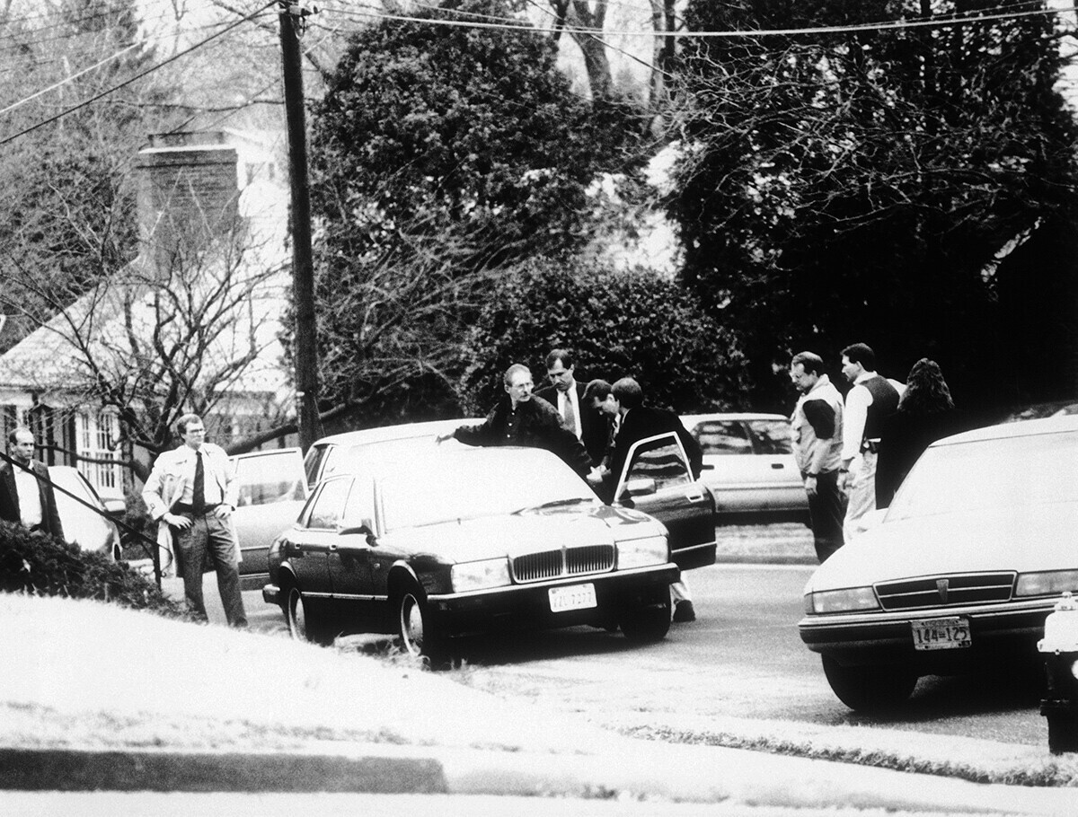 Agentes do FBI prendem o agente da CIA Aldrich Ames, ao centro, sobre o carro, em Arlington, Virgínia, em 21 de fevereiro de 1994.

