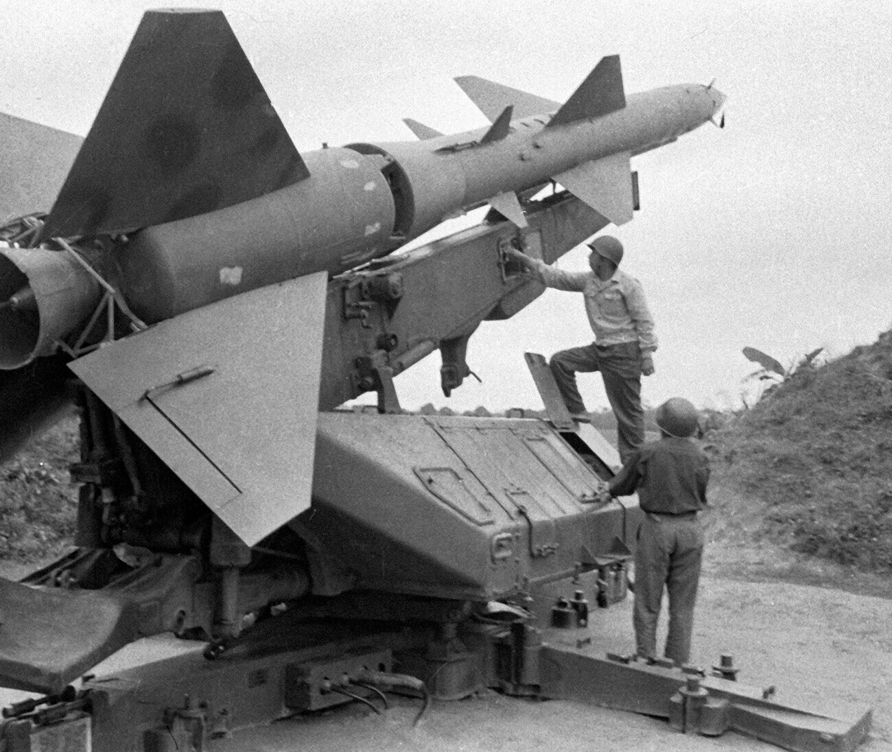 Misileros vietnamitas armando el misil tierra-aire soviético.