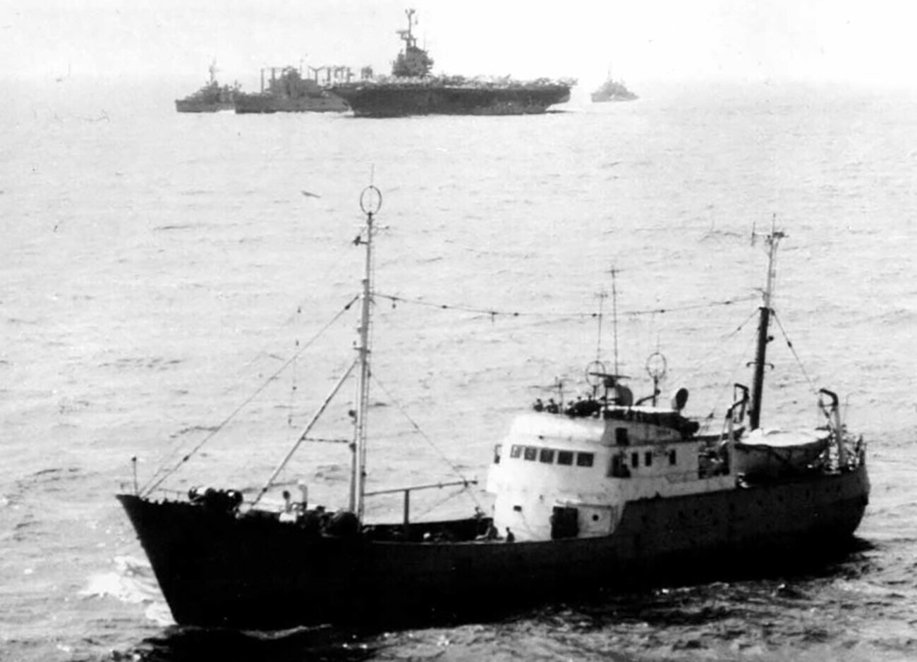 Un barco espía soviético cerca del portaaviones estadounidense.