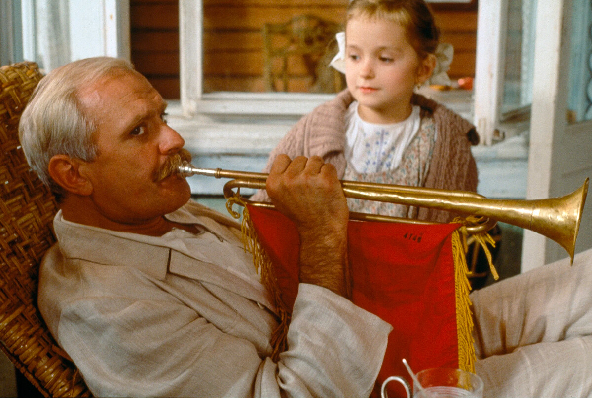 Fermo immagine da “Sole ingannatore”, film del 1994 di Nikita Mikhalkov (che, come si vede nella foto, ne fu anche interprete, con la figlia Nadja), premio Oscar al Miglior film in lingua straniera nel 1995, nonché, l’anno precedente, vincitore del Grand Prix Speciale della Giuria a Cannes