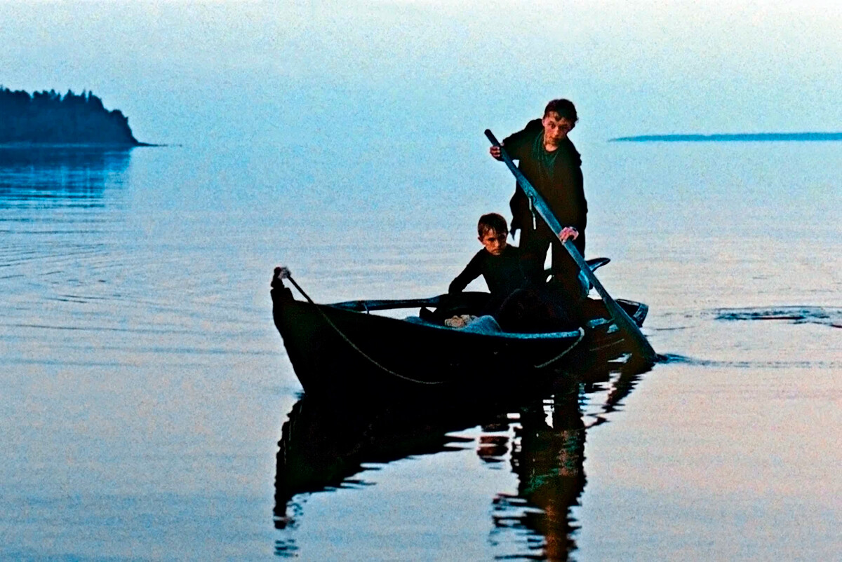 Fermo immagine da “Il ritorno”, film del 2003 di Andrej Zvjagintsev (1964-) che alla 60ª Mostra Cinematografica di Venezia vinse sia il Leone d’oro al miglior film che il Leone del futuro – Premio Venezia opera prima “Luigi De Laurentiis”. Ricevette anche il Prix Fassbinder agli European Film Awards