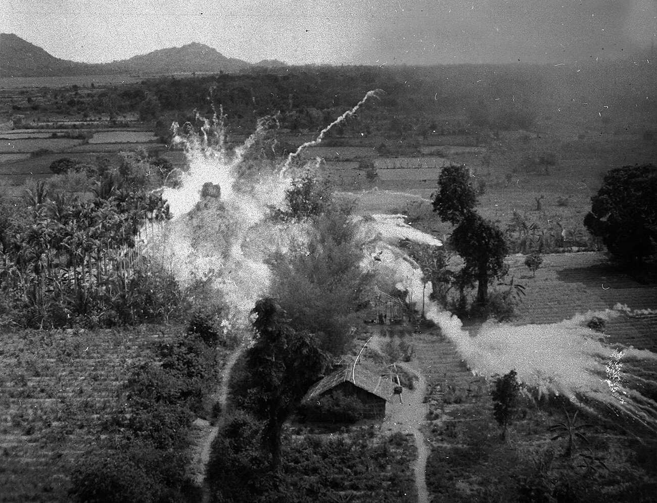 Bombe al napalm americane colpiscono le strutture Viet Cong a sud di Saigon nel 1965