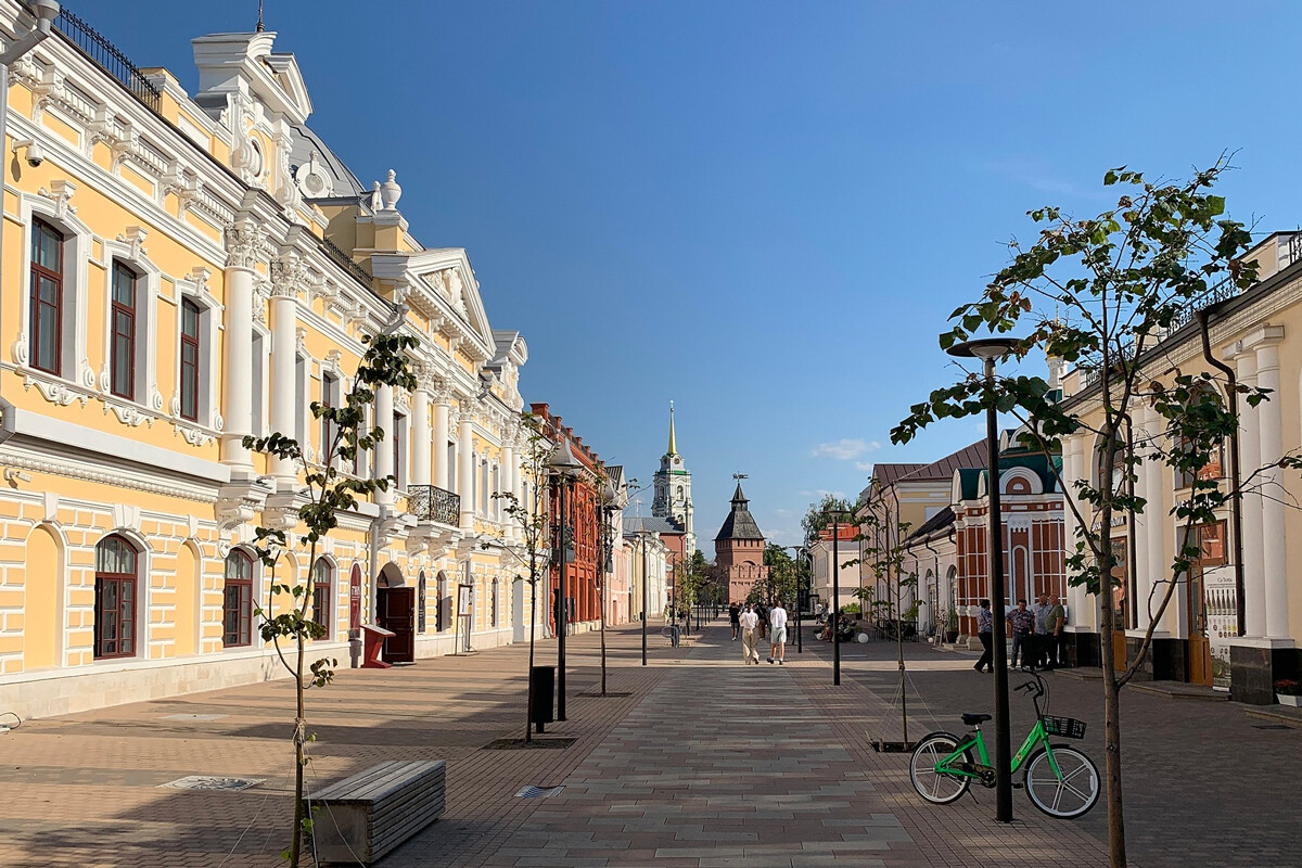 Ulitsa Metallistov è la passeggiata centrale di Tula, completamente pedonalizzata, e conduce a una delle porte del Cremlino. Il nome attuale le fu dato in epoca sovietica, nel 1924, in onore della filiale di Tula dell’Unione dei lavoratori dei metalli