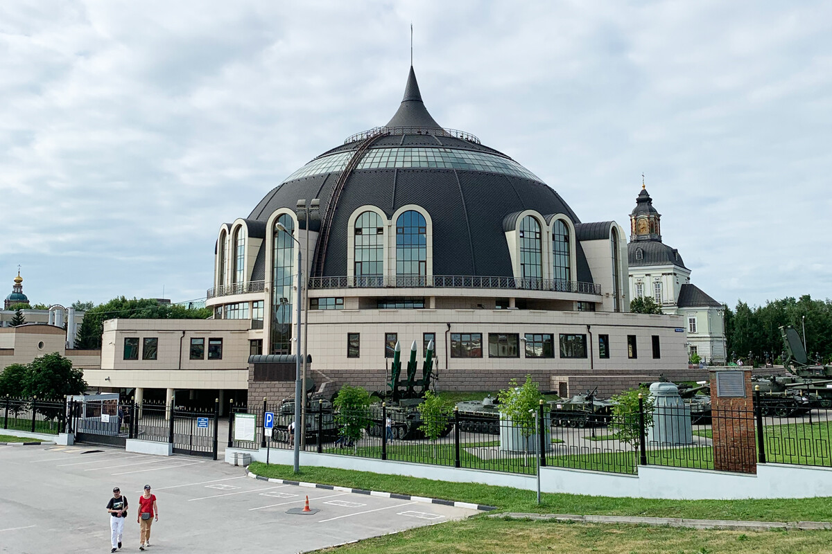 L’edificio a forma di elmetto del Museo delle Armi di Tula