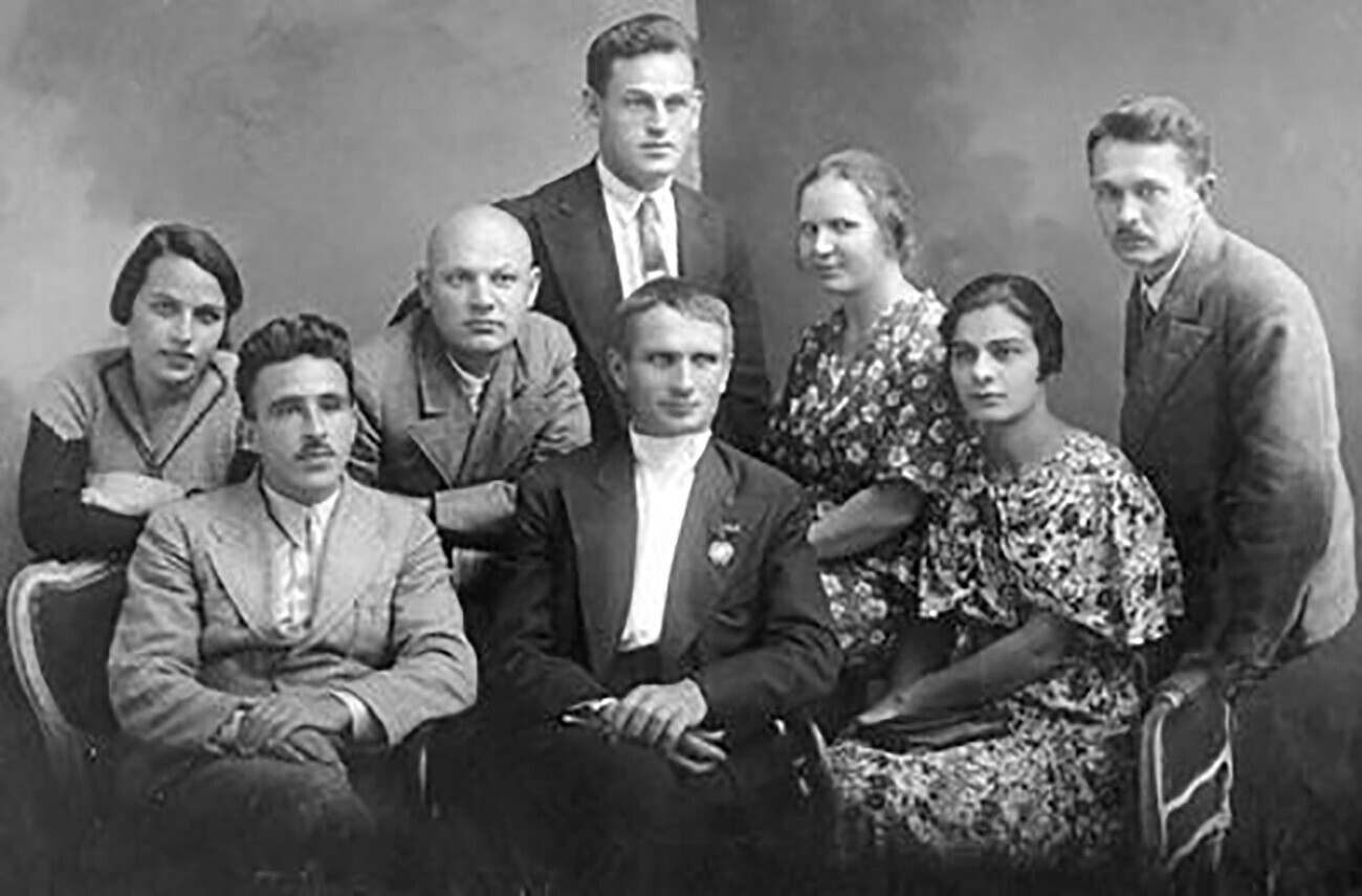 A partir de 1936, Lisenko dirigiu o Instituto de Reprodução e Genética em Odessa. Na foto de 1938, com a equipe do Instituto.
