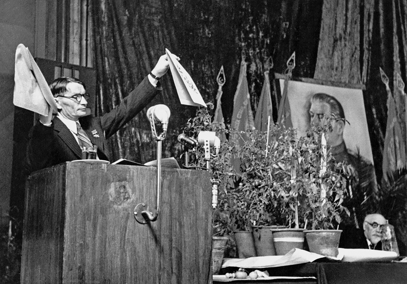 Lisenko discursa contra a genética na sessão da Academia de Ciências Agrícolas, 1948.