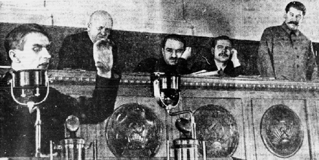 Trofim Lisenko hablando en el Kremlin en 1935. Al fondo (de izquierda a derecha), Stanislav Kosior, Anastás Mikoyán, Andréi Andreiev y Iósif Stalin.