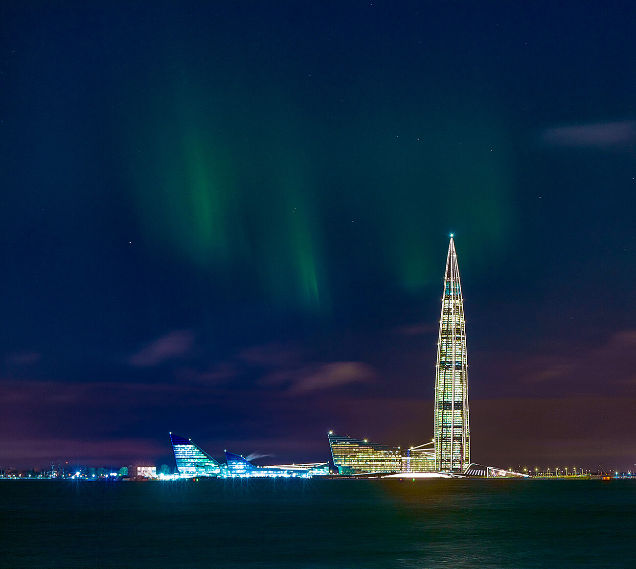 Sankt Peterburg. Kompleks Lahta Centra na ozadju severnega sija 