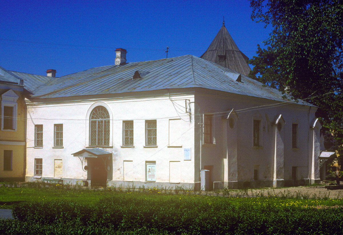Facated Chambers with 19th-century exterior. May 29, 1992