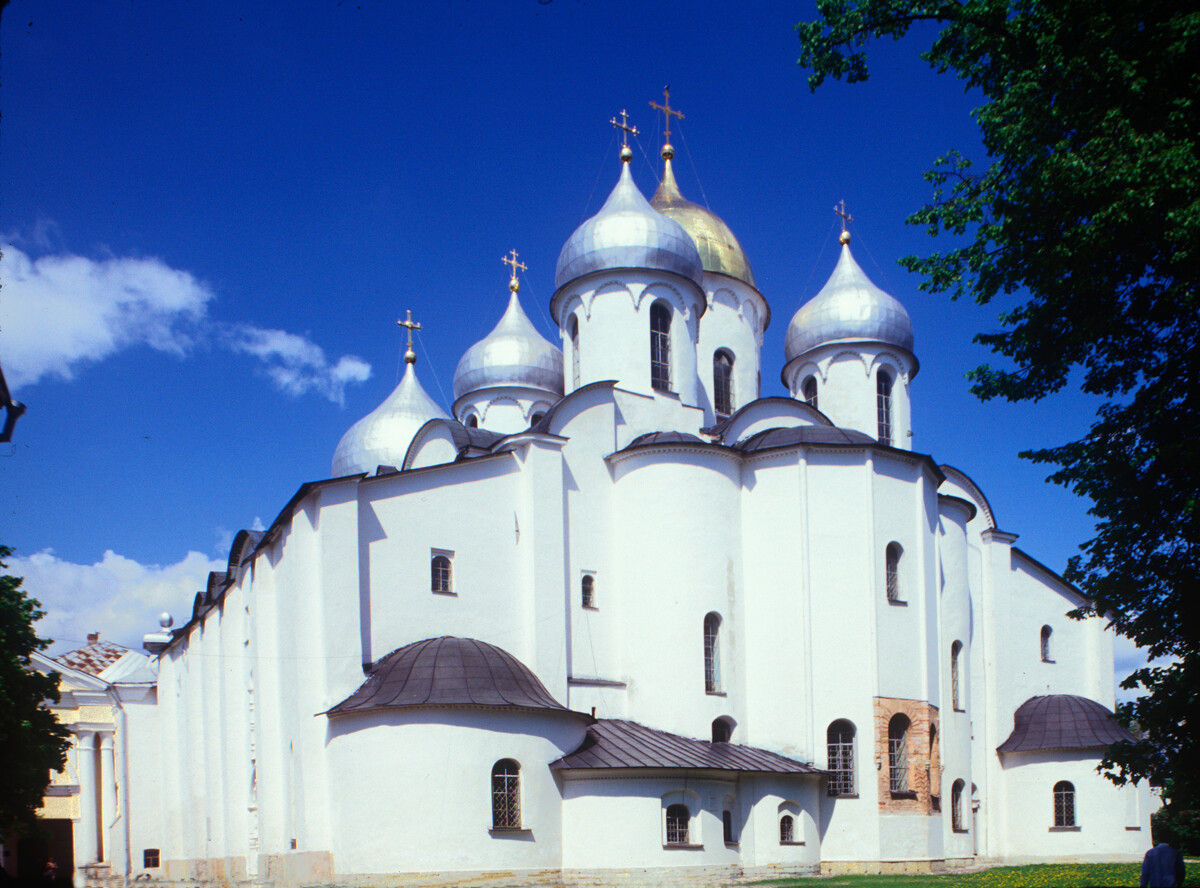 Cathedral of St. Sophia, southeast view. Main apse with south gallery (left) & apse of Chapel of Nativity of Virgin, to the right of which is the 16th-century Chapel of Sts. Joachim & Anna. May 27, 1998