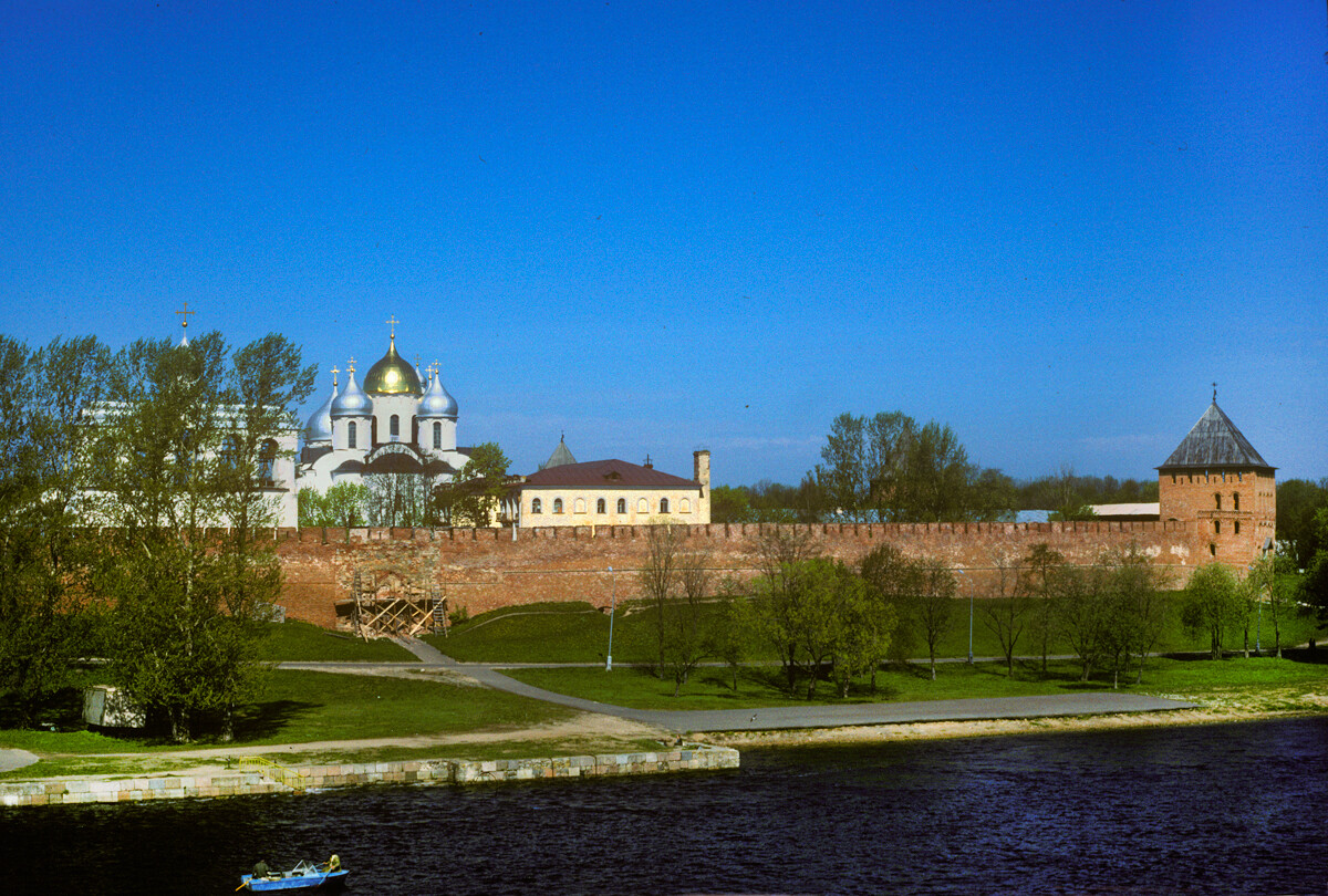 Veliky Novgorod. Fortress (detinets), view across Volkhov River. From left: Bell Gable, St. Sophia Cathedral, St. Nicetas Wing, Vladimir Tower. May 19, 1995