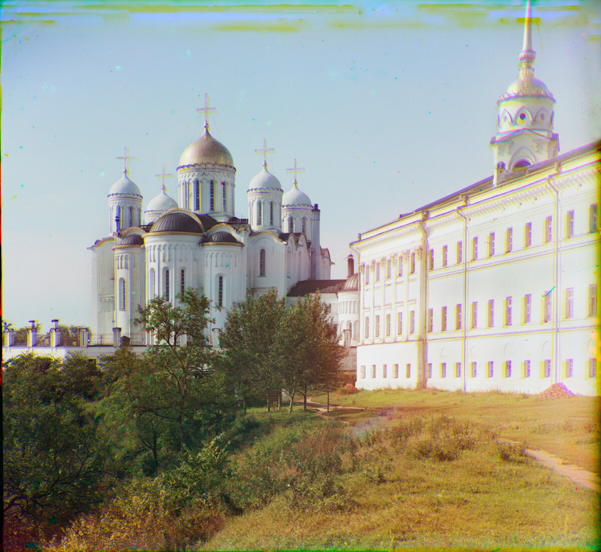 Vladimir. Dormition Cathedral, northeast view. Right: Regional Administrative Building (1785-90). Summer 1911
