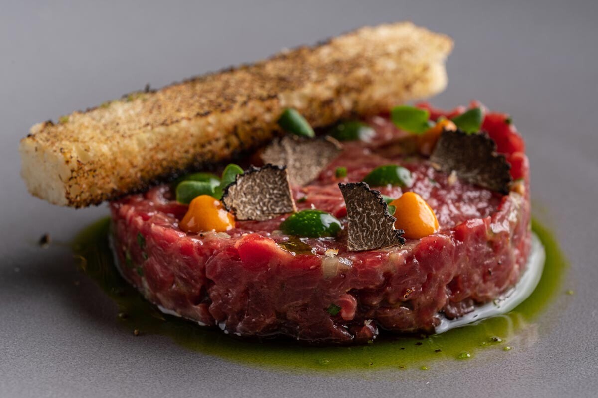 Tartare de carne com gel de endro de Boris Jovanovic, chef do restaurante Community em Moscou.