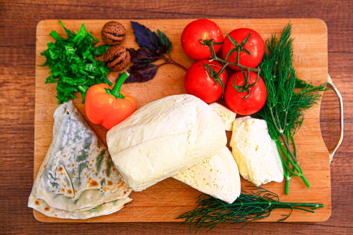 Queijo, legumes e verduras.
