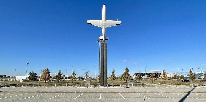 El monumento al primer avión-cohete soviético que puedes encontrar en un parking de Ekaterimburgo