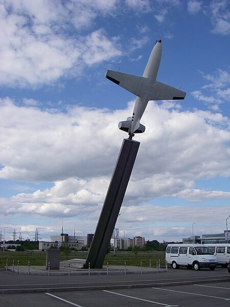 El monumento al primer avión-cohete soviético que puedes encontrar en un parking de Ekaterimburgo