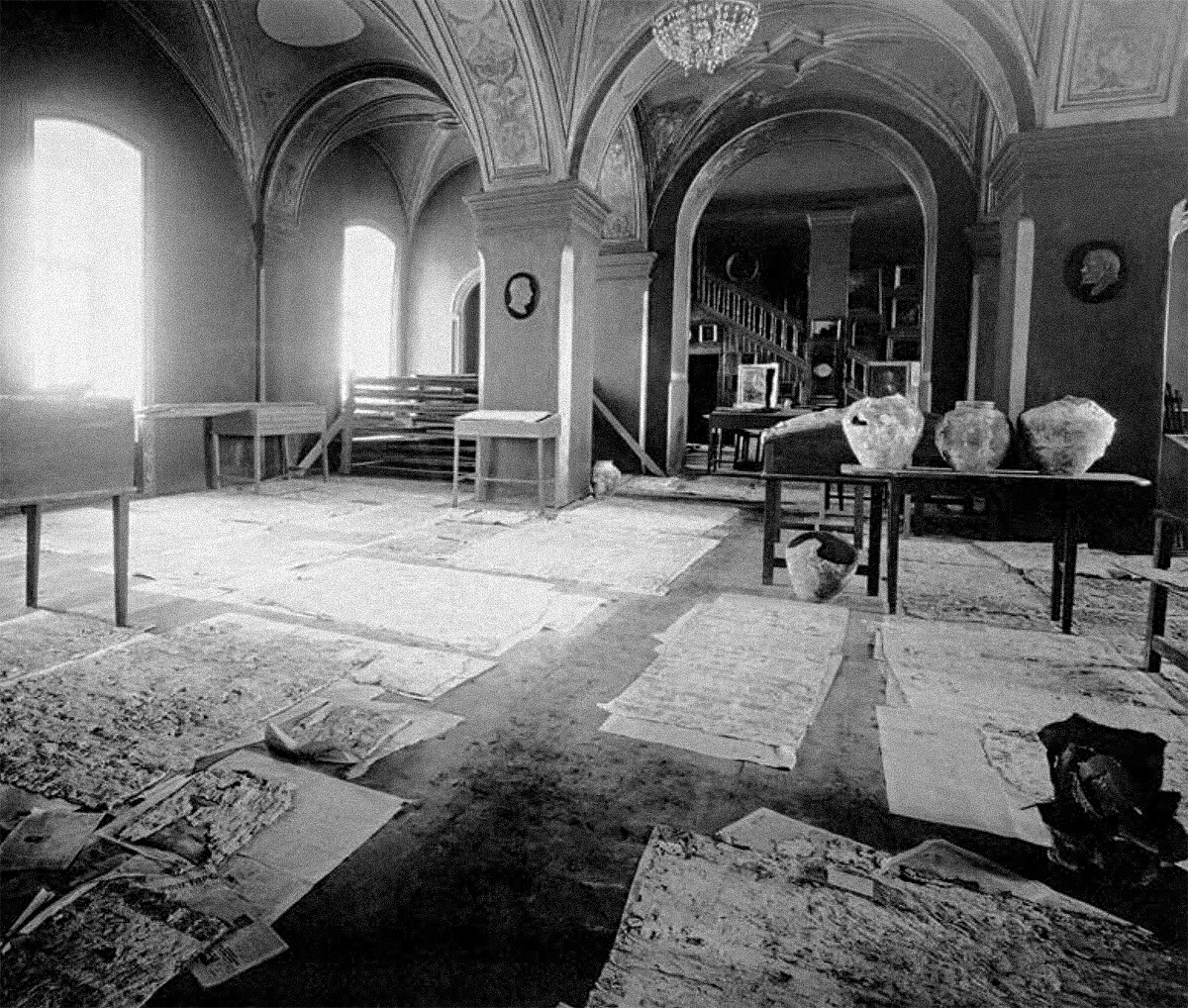 Des fresques posées sur le sol dans l’atelier de restauration improvisé déployé dans l’église de l’Épiphanie à Kaliazine. 
