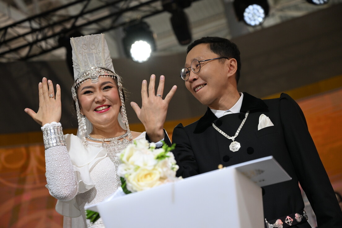 Ceremonia de boda con elementos de las tradiciones nacionales de Yakutia, en el Pabellón nº 75 de VDNJ, Moscú, el 12 de noviembre de 2023 
