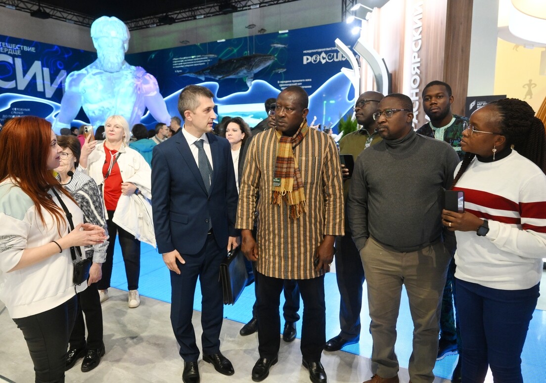 La delegación de Burkina Faso visita la Exposición-Foro Internacional 'Rusia' en Moscú, el 8 de noviembre de 2023
