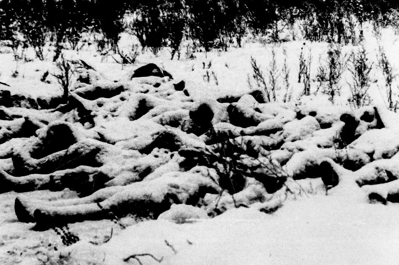 Sneg pokriva trupla mrtvih italijanskih vojakov