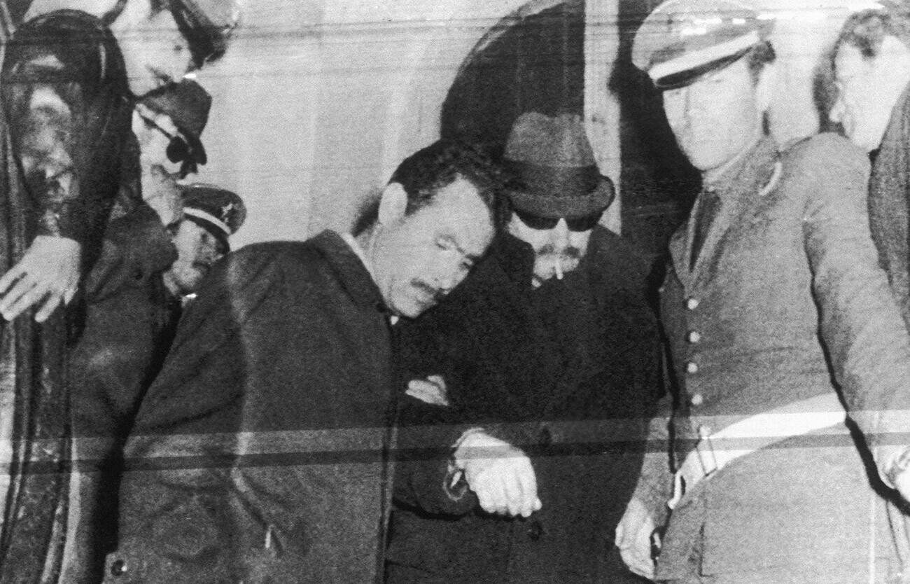 Pranas Brazinskas s temnimi očali, ugrabitelj sovjetskega letala, med zapuščanjem policijske postaje po zaslišanju, 16. oktober 1970, Trabzon, Turčija. 