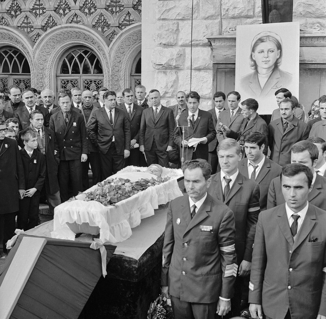 Pogreb stevardese letala AN-24 Nadežde Kurčenko, ki sta jo med ugrabitvijo letala ubila oborožena bandita.