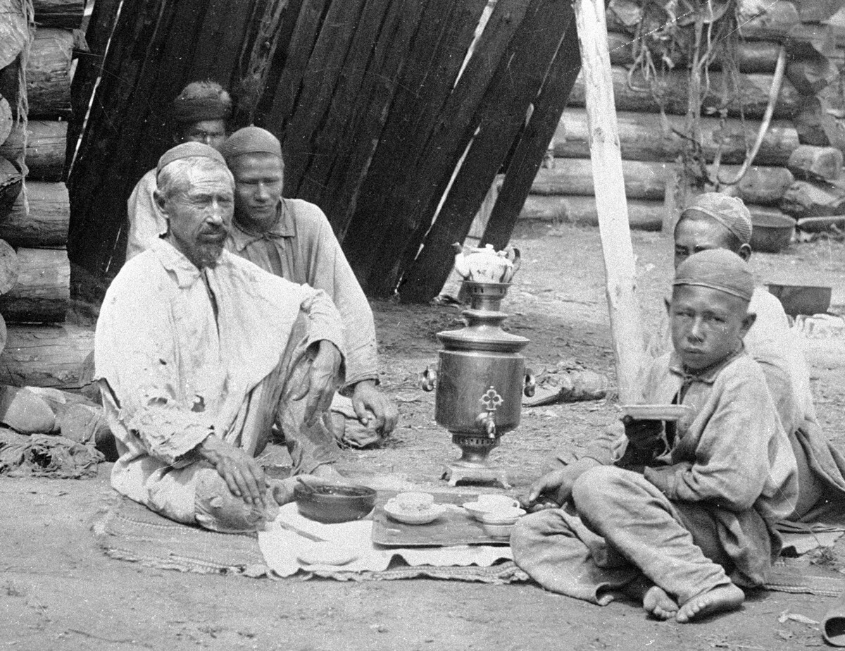 The Bashkirs drinking tea in the yard, 1914.