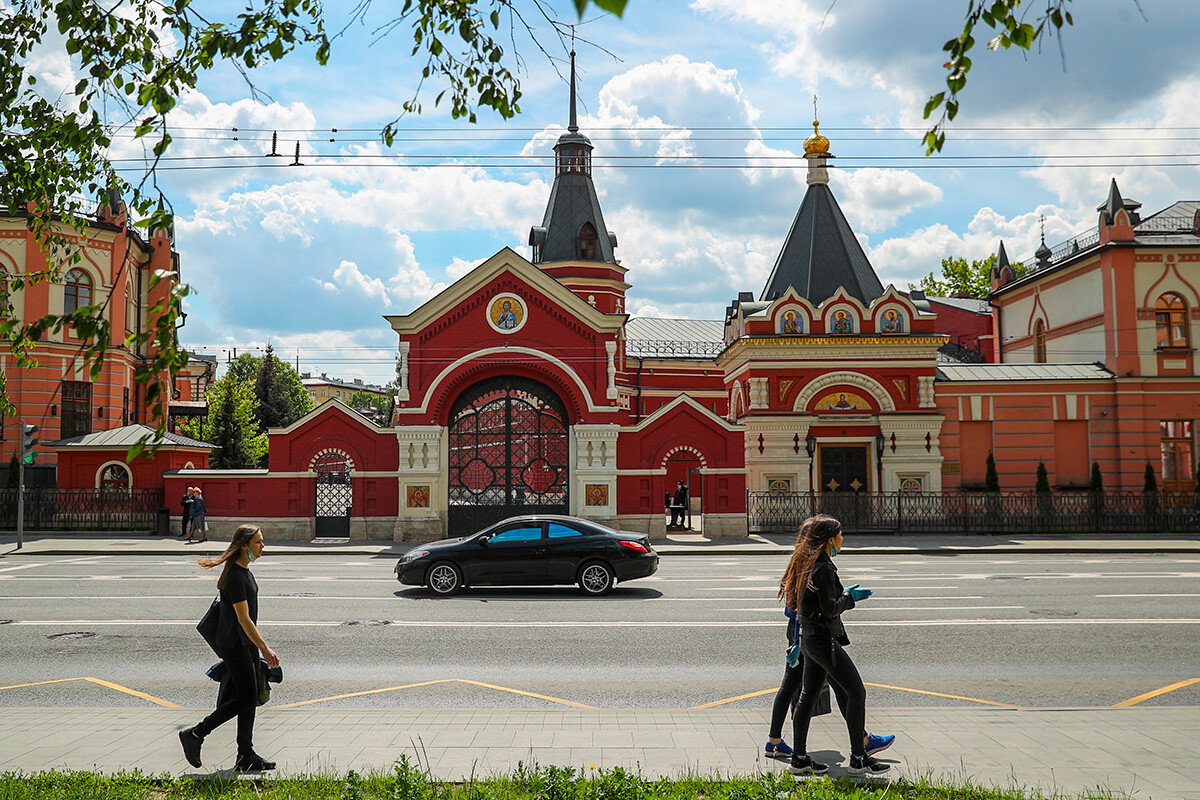 Вид на Покровский монастырь с Таганской улицы