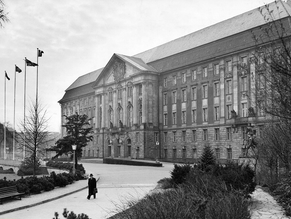 Das ehemalige Kammergericht im Kleistpark, Sitz des Alliierten Kontrollrates, 1953.