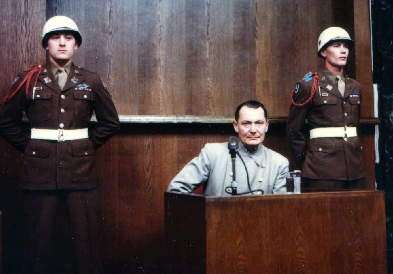 Der deutsche Reichsmarschall und Oberbefehlshaber der Luftwaffe Hermann Göring während des Kreuzverhörs im Gerichtssaal 600 des Justizpalastes, Nürnberg, 1946.
