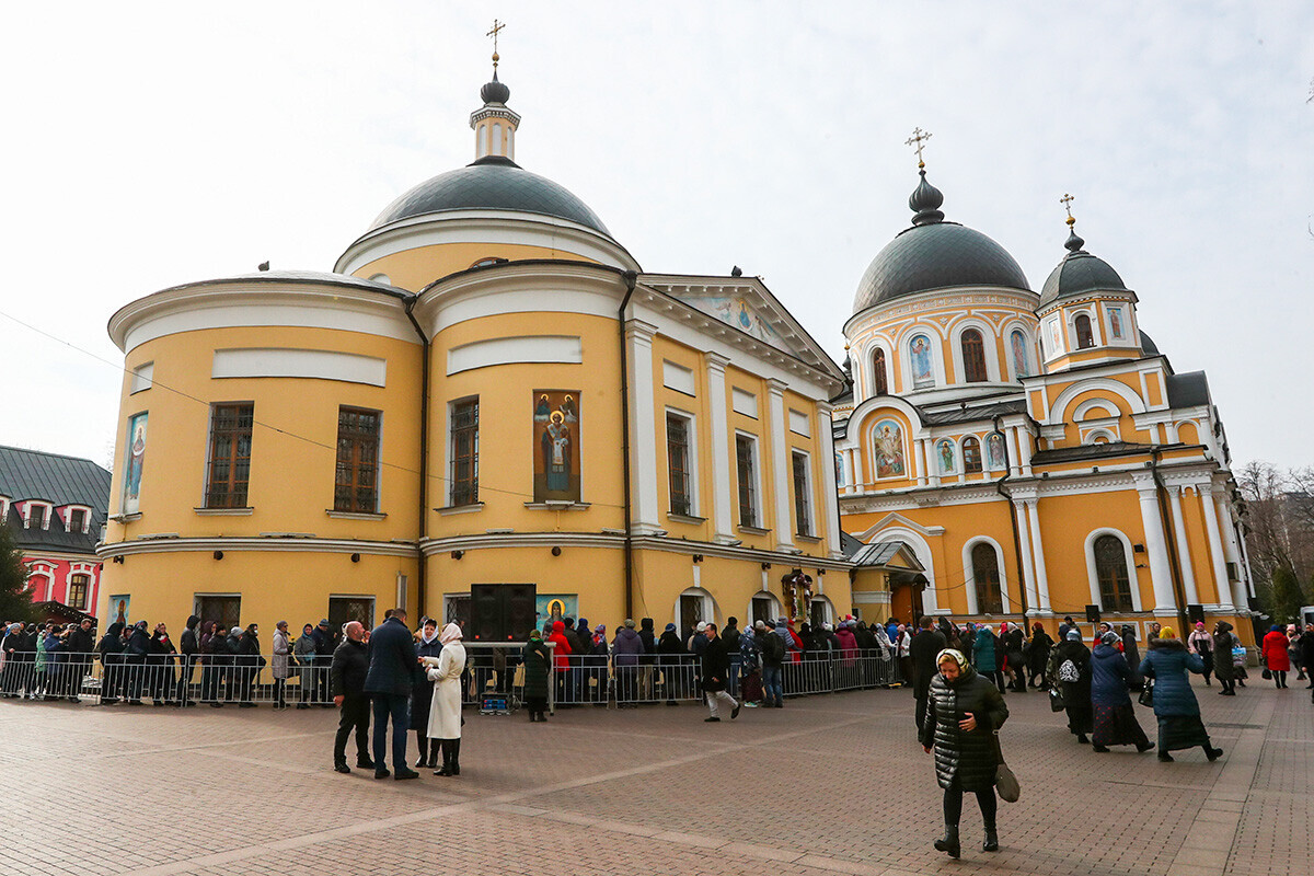 Antrean menunggu di Biara Porkovsky