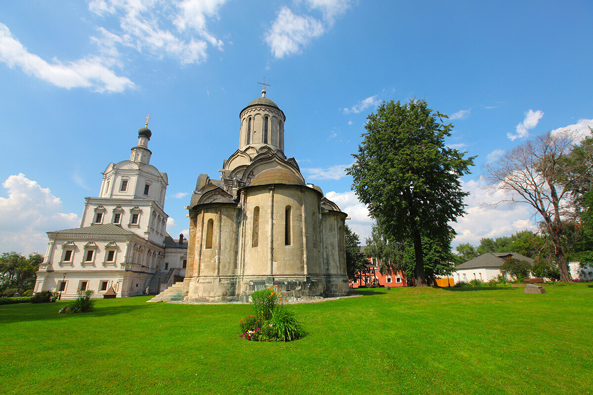 Katedral Spassky (Katedral Juruselamat) di tengah-tengah.