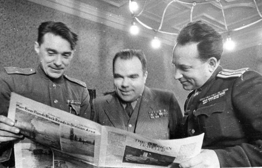 ニュルンベルク裁判に参加したソ連共産党機関紙「プラウダ」の特派員。 左から右へ：ボリス・ポレヴォイ、フセヴォロド・ヴィシネフスキー、ヴィクトル・テミン