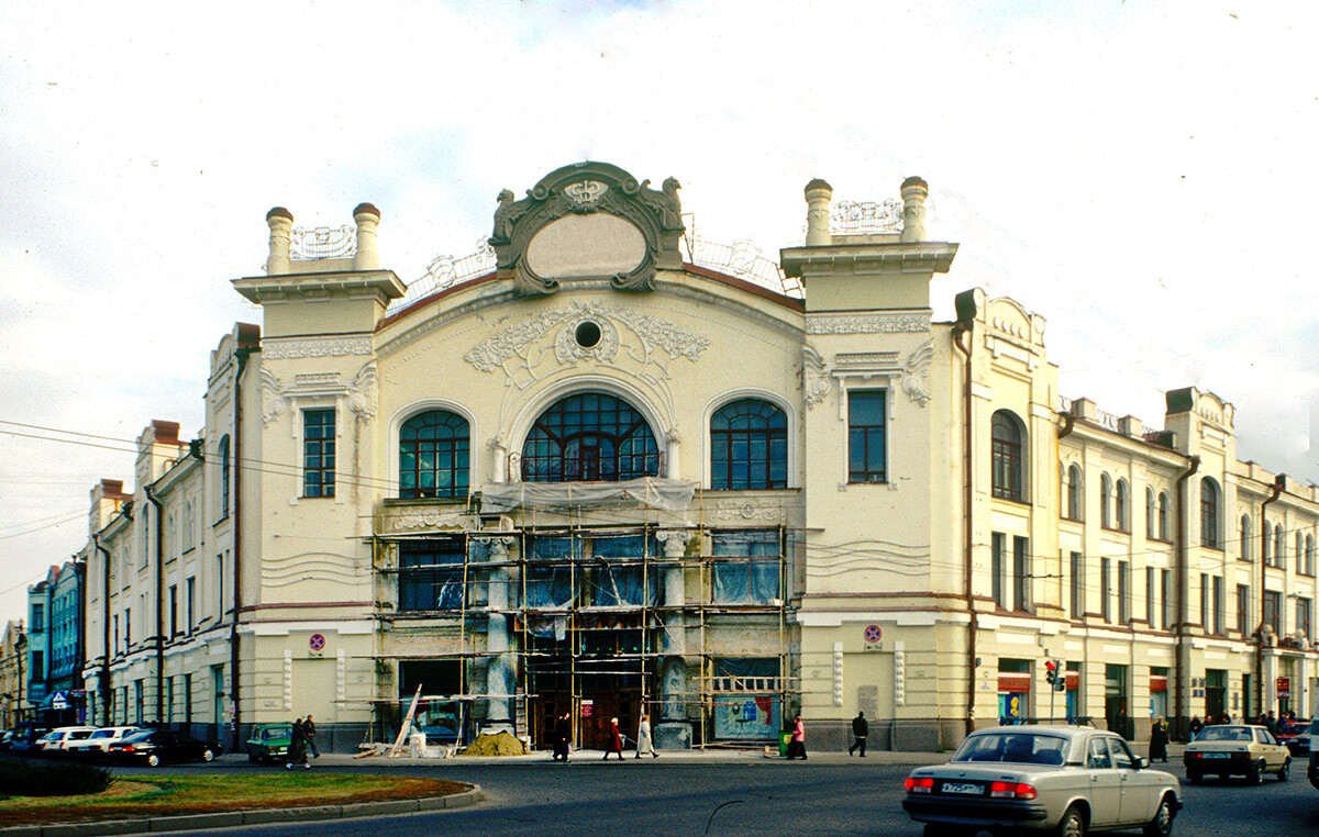 Edificio Alexander Vtorov & Sons, Avenida Lenin 111. Construido en 1903-05 como grandes almacenes y hotel, es un importante ejemplo de arquitectura art nouveau en Siberia. 24 de septiembre de 1999.