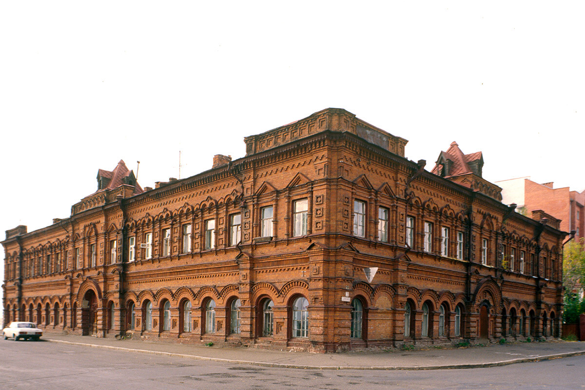 Edificio comercial de A. V. Shvetsov, magnate de los barcos de vapor. Construido en 1882 en estilo 