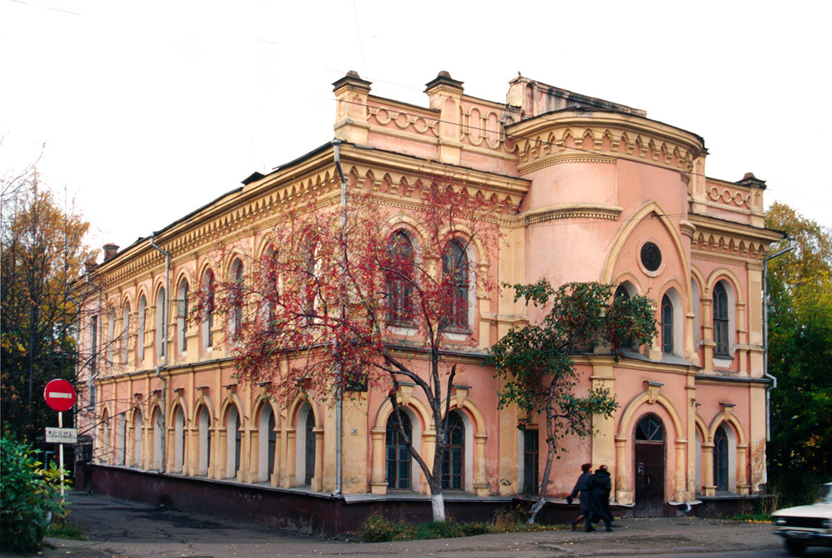 Sinagoga Coral, calle Rosa Luxemburg, 38. Construida en 1902 para sustituir a una sinagoga de madera construida en 1850. Vista antes de la restauración de la cúpula sobre la entrada principal. 25 de septiembre de 1999.
