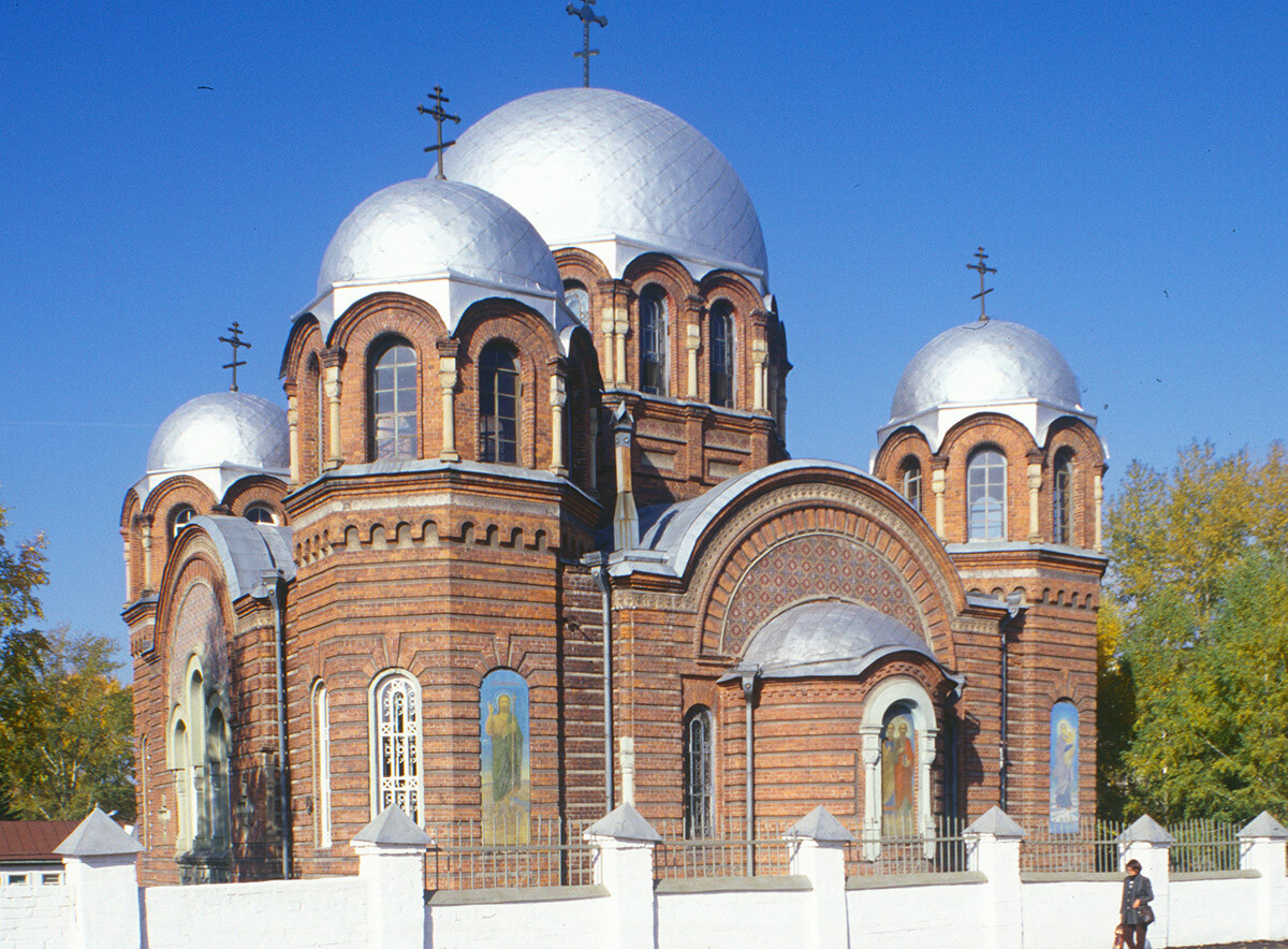 Catedral de San Pedro y San Pablo, vista sureste. Construida en 1909-11 en estilo neobizantino. 24 de septiembre de 1999. 