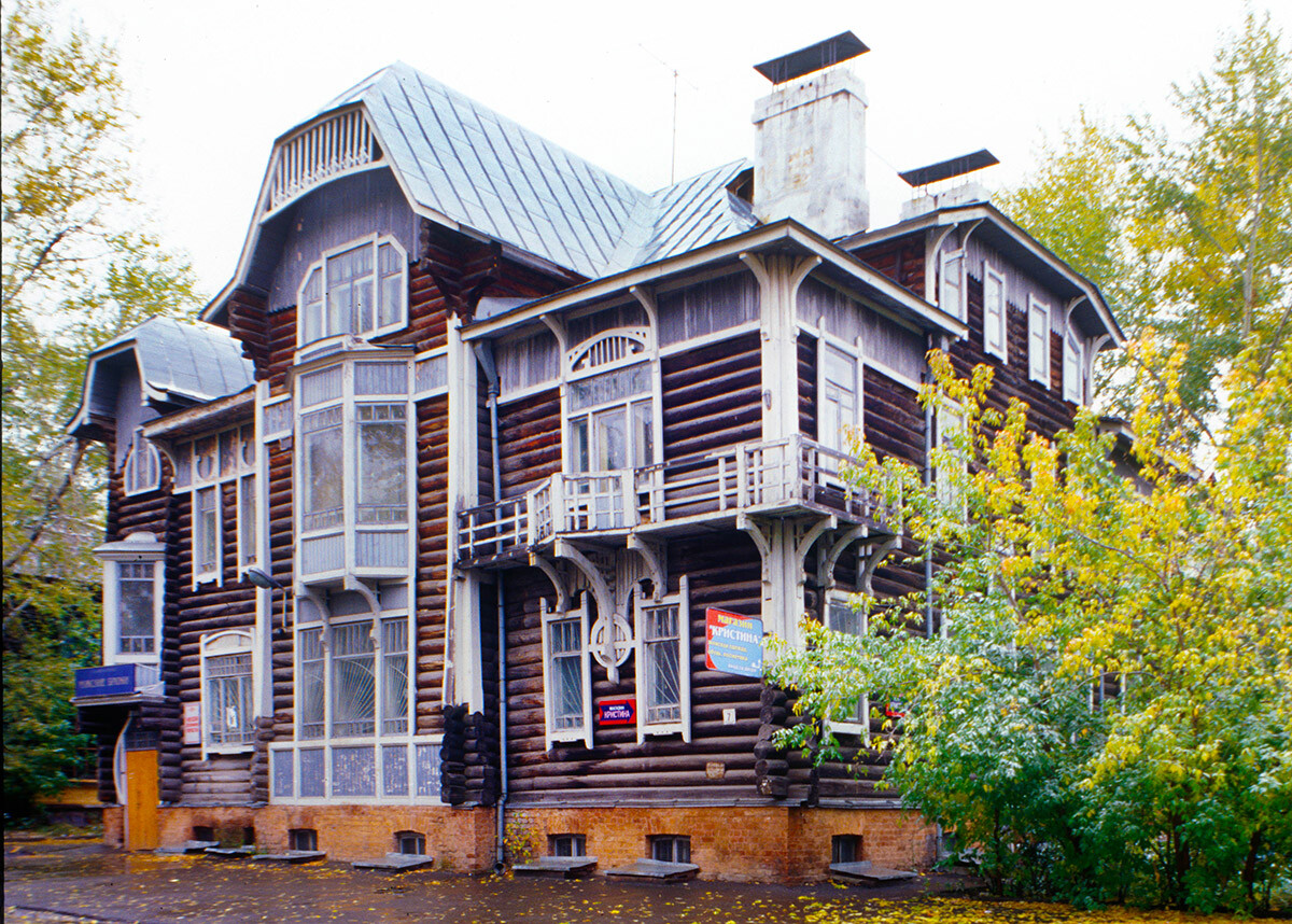 Casa de madera construida por el arquitecto Andréi Kriachkov. Fino ejemplo de arquitectura Art Nouveau en madera. 26 de septiembre de 1999. 