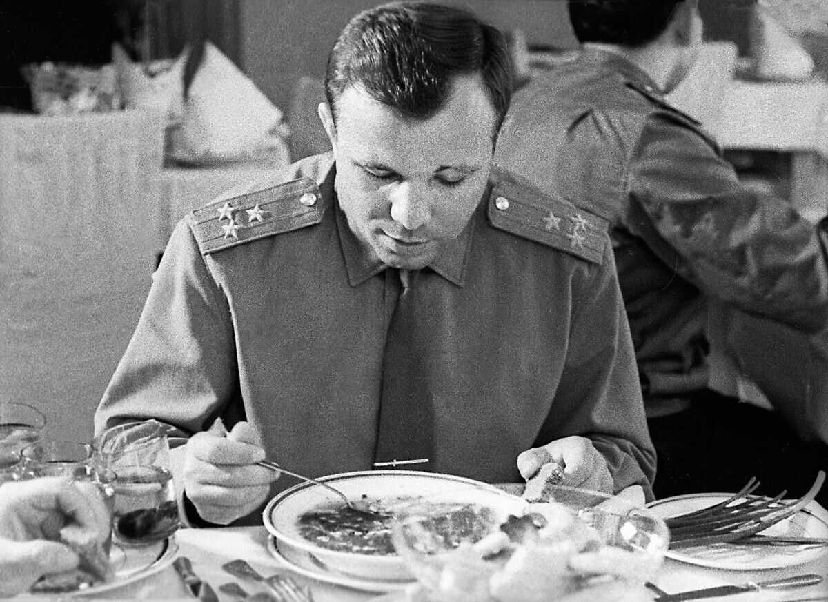 Kosmonot Yury Gagarin menyantap sup di kantin Soviet, 1964