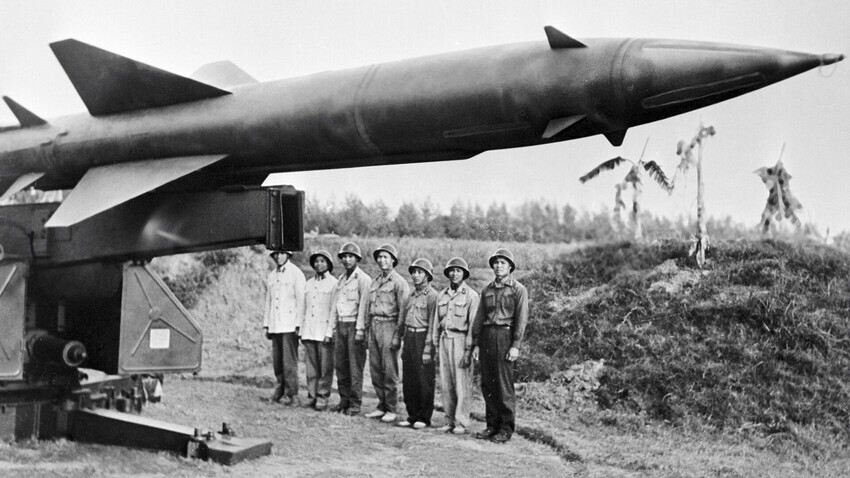 Soldados de uma unidade de mísseis antiaéreos vietnamita antes de entrar em combate.