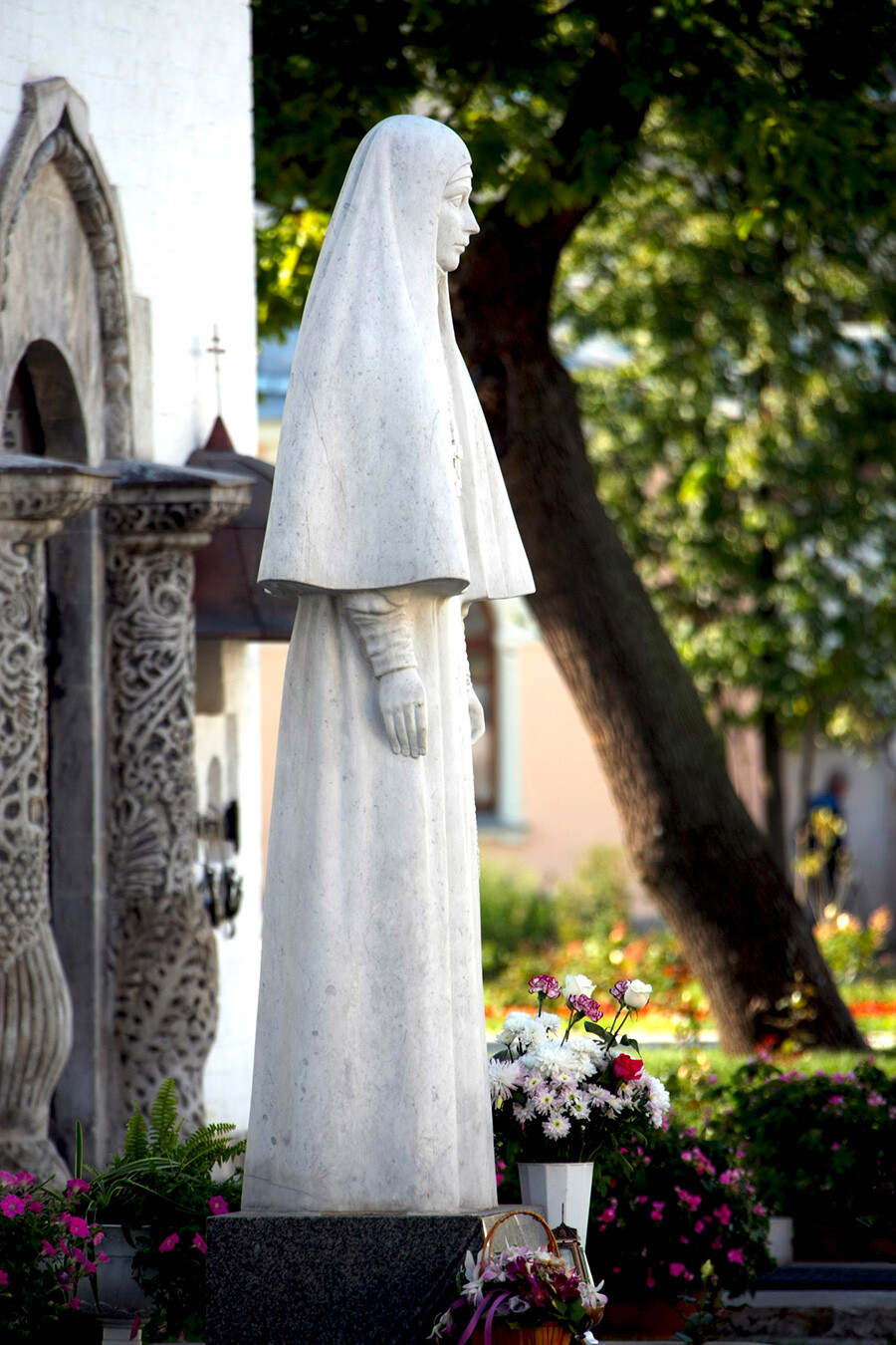 Monumento à Grã-Duquesa Elizaveta Feodorovna Romanova no território do Convento de Marfo-Mariínski.