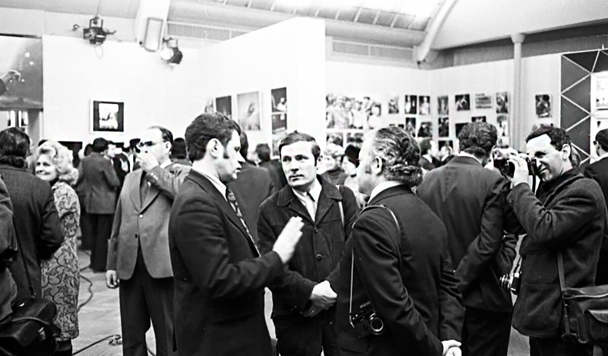 Ouverture d'une exposition de photos consacrée au XXVe Congrès du Parti communiste de l'Union soviétique. Au centre - Viktor Akhlomov, 1976