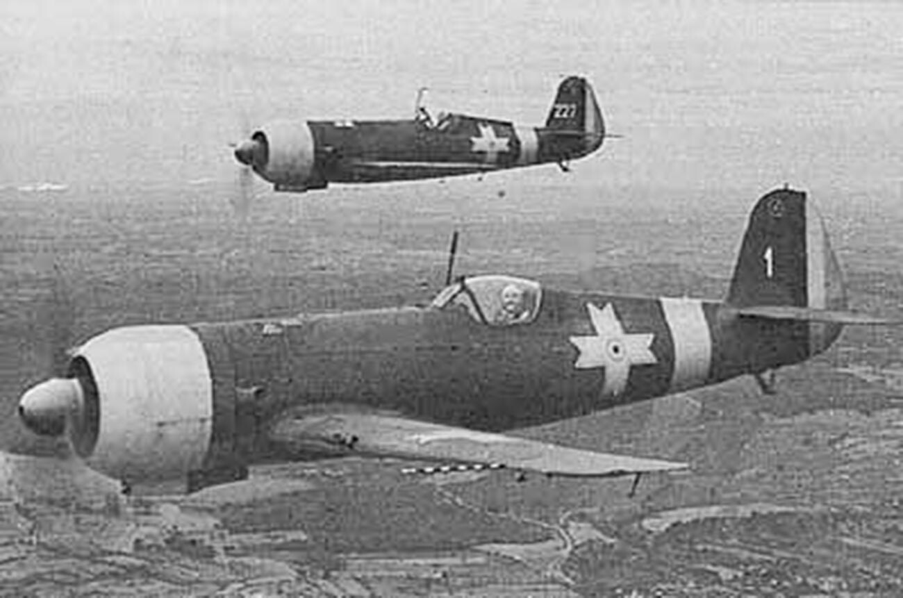 Румунски авиони IAR 80 на борбеном задатку.