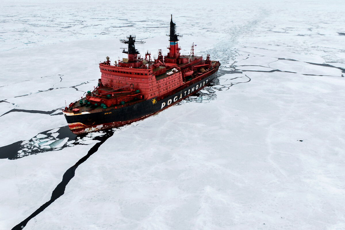 Le brise-glace nucléaire Yamal lors de travaux de recherche dans la mer de Kara, en 2015
