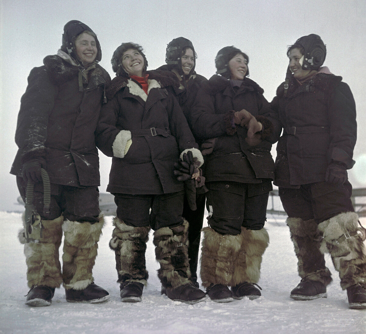 La squadra femminile di paracadutismo di Mosca durante una gara a Sverdlovsk (oggi Ekaterinburg), dopo un lancio di gruppo